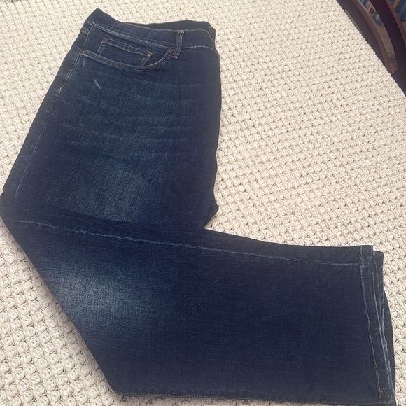 Jos A Banks Reserve Relaxed Blue Jeans. EA052 - Picture 2 of 7